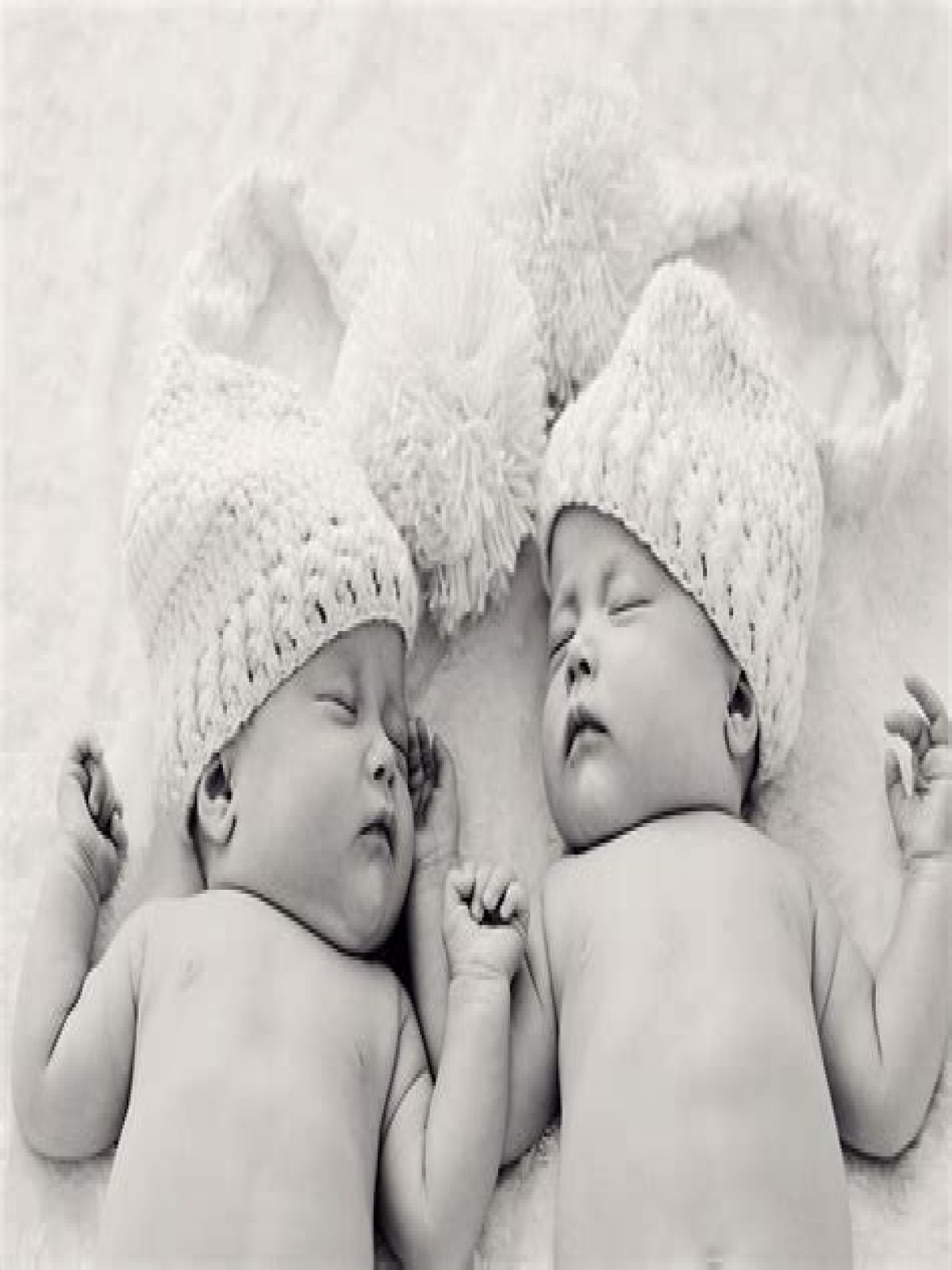 Can twin infants sleep together